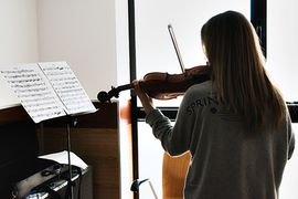 Alumna del Centro de alto rendimiento de la universidad Alfonso X el Sabio practicando con el violín